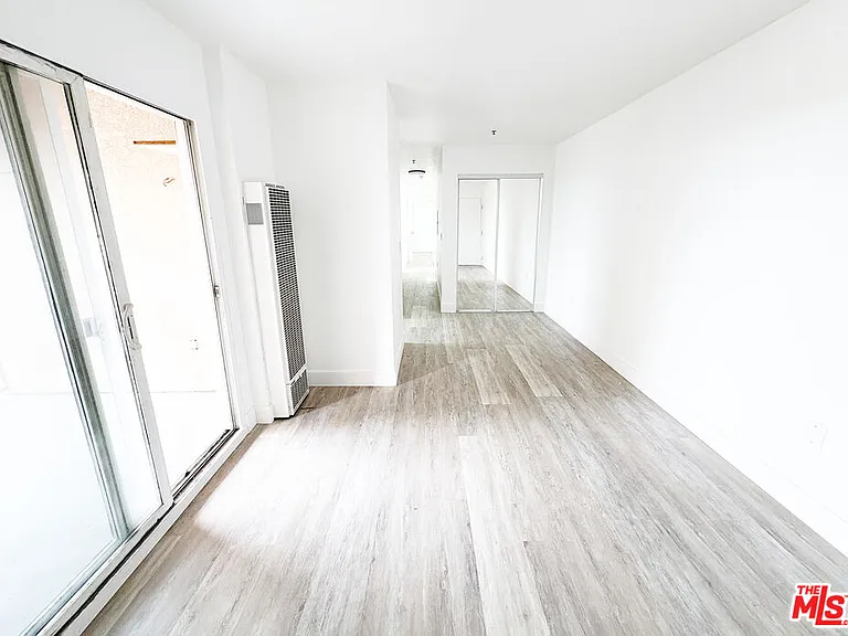 2637 S Manhattan Pl #8 — Photo 4