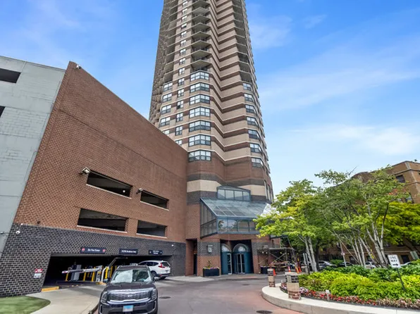3660 N Lake Shore Dr, Chicago, IL