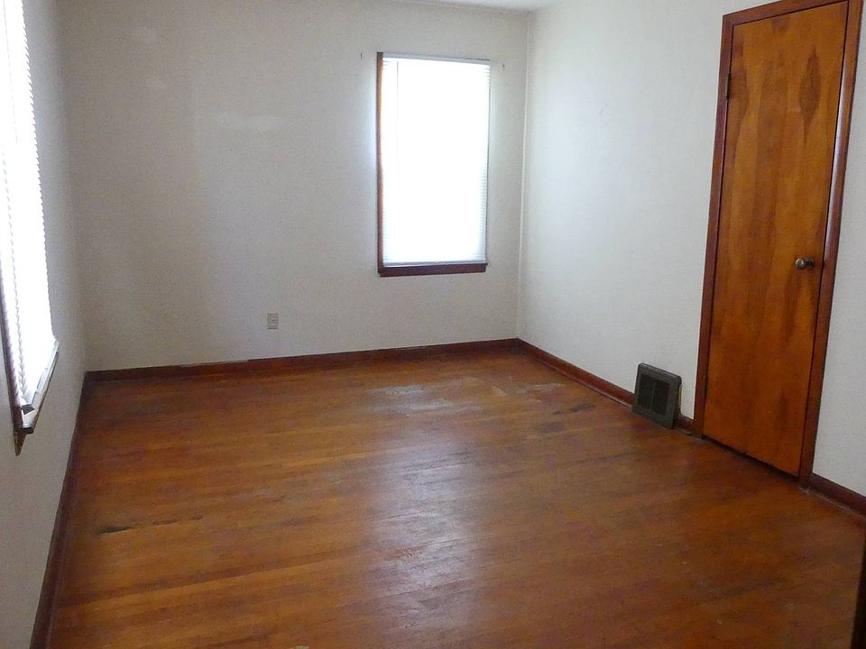2nd image of 1323 Saint Lawrence Ave