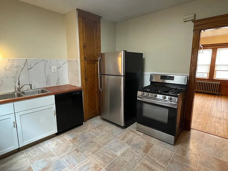 415 Colvin Ave — Photo 5