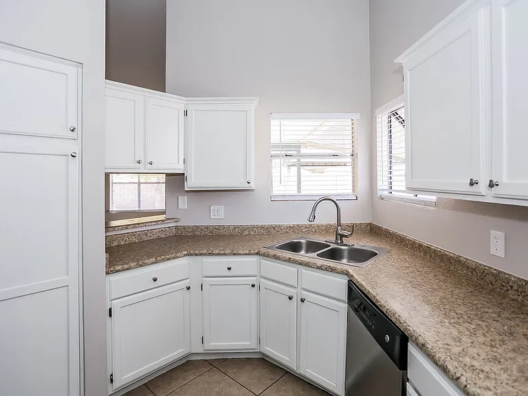 8032 W Tuckey Ln — Photo 11