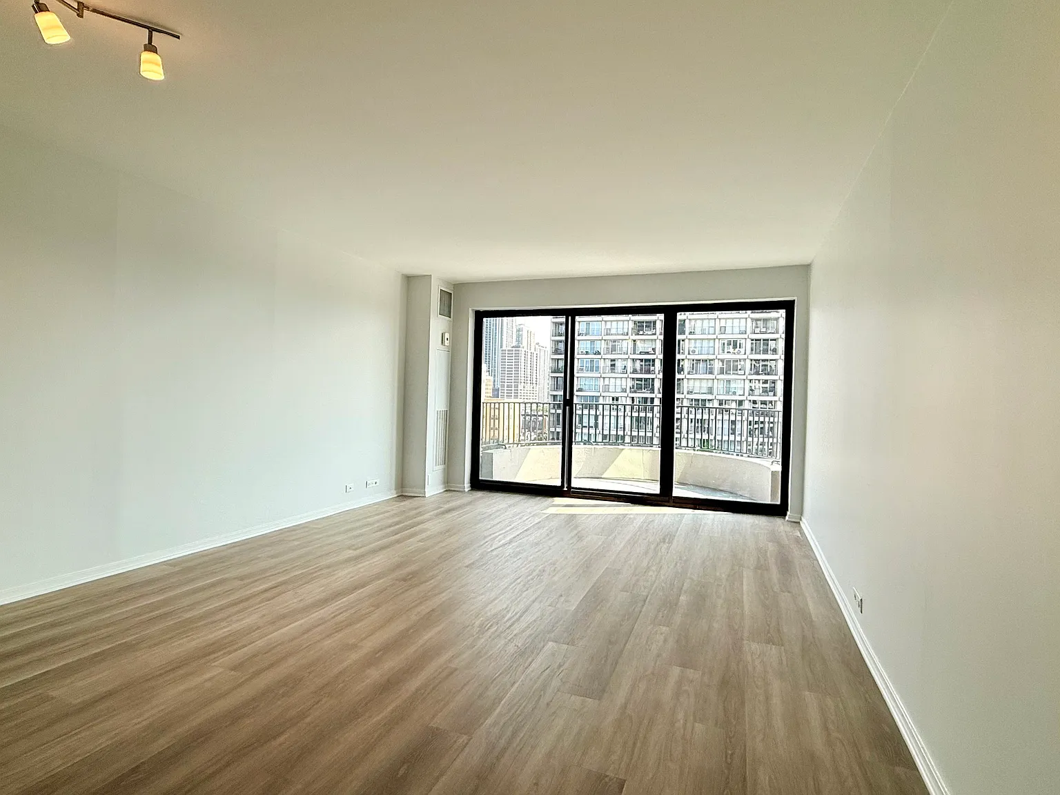 Studio, 550 sqft, $2,200 — Photo 3