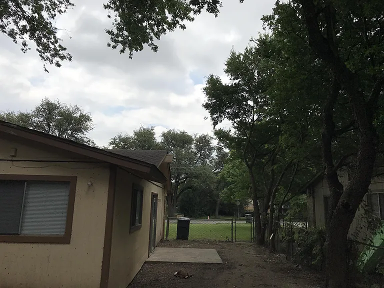 417 Live Oak St — Photo 13