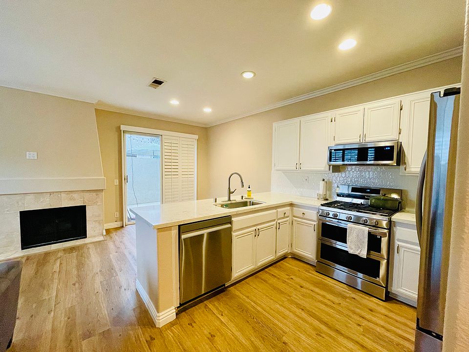 Kitchen is newly remodeled with all new appliances. It include a dual oven that can cook at two different temperatures and also is an air fryer!