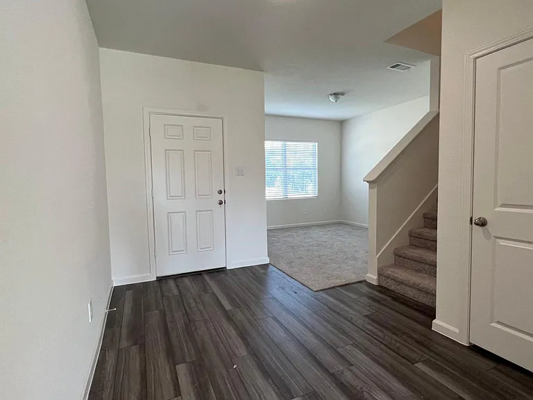 702 Camden Dr — Photo 9