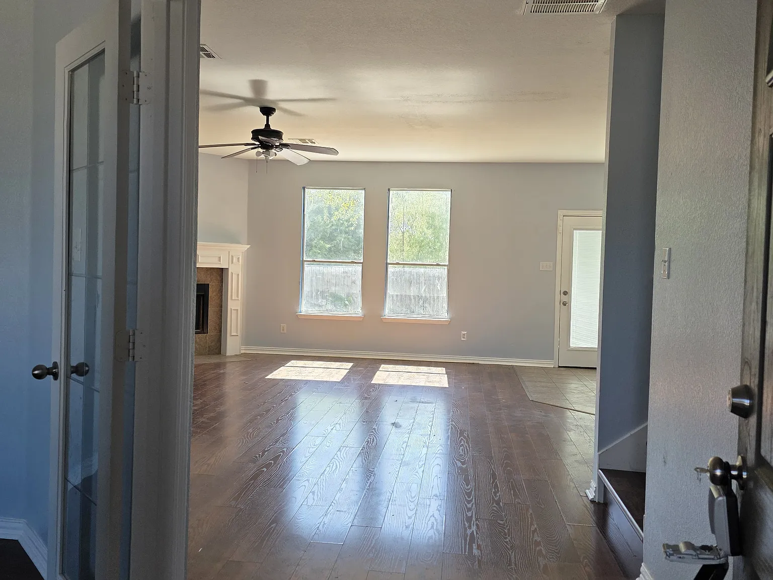 3 bed, 2.5 bath, 2542 sqft, $2,500 — Photo 2