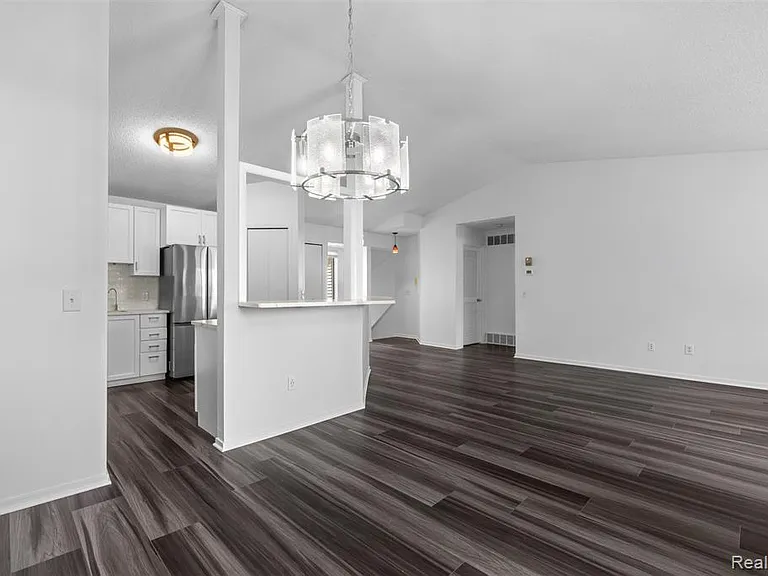 6680 Ridgefield Cir — Photo 14