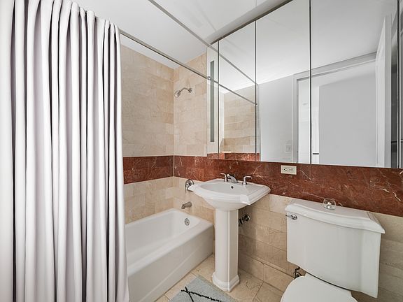 5th image of 260 W 54th St APT 33j