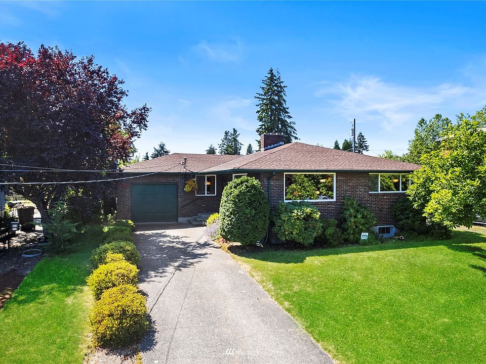 Beautiful mid-century modern home located in the heart of Tacoma just off Highway 16.>
