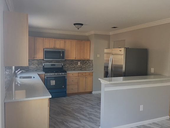 4th image of 264 S Lake Dr