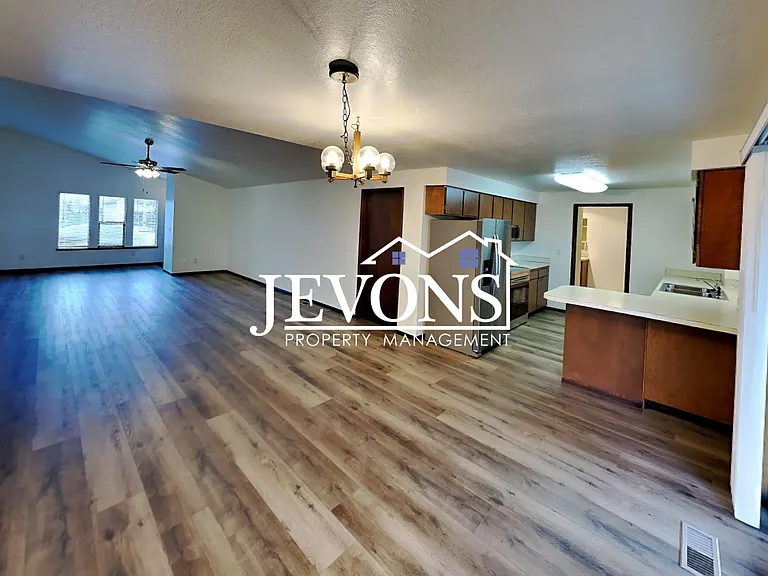 1202 S 39th Ave — Photo 5