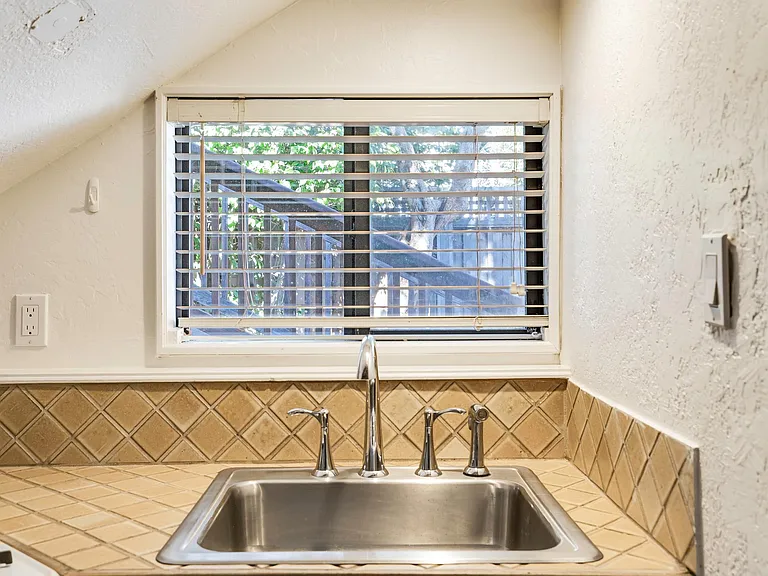 2849 Fernwood St — Photo 15