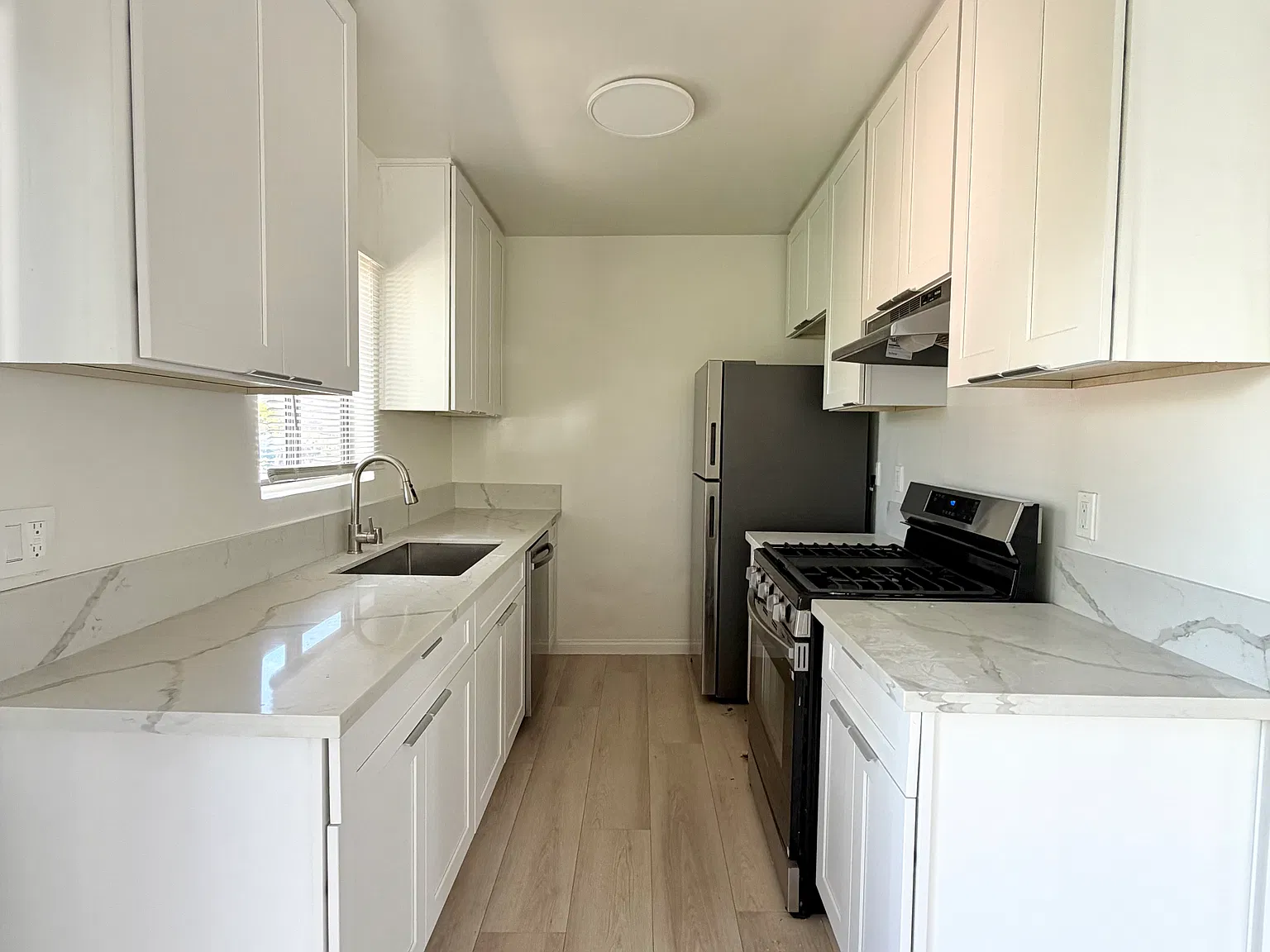 2 bed, 863 sqft, $3,300 — Photo 3