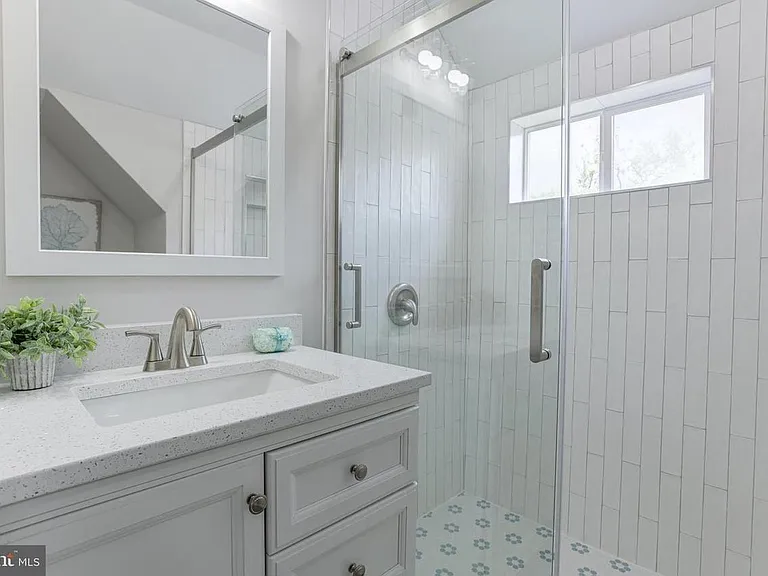 702 Kingston Rd — Photo 23
