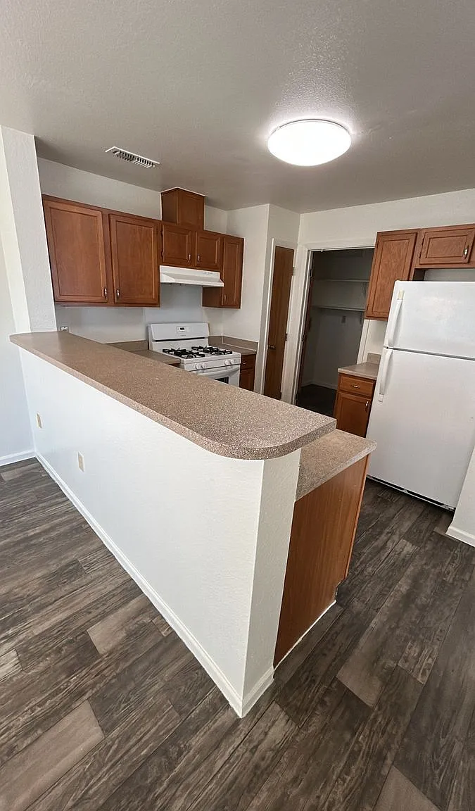 3 bed, 2.5 bath, 1328 sqft, $1,719 — Photo 3
