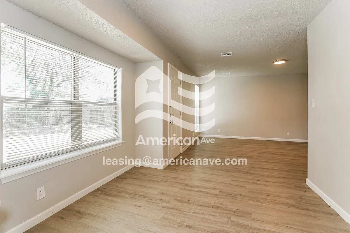 801984_002_living_room_13928608.jpg - 447 W 149th St S