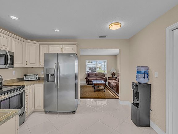 4th image of 381 Leisure Boulevard