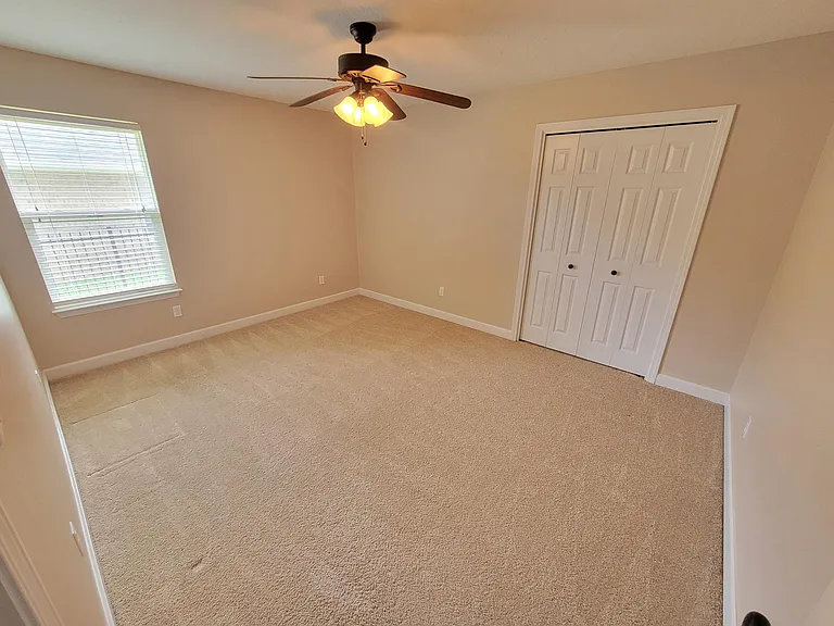 712 Hazel Dr — Photo 6
