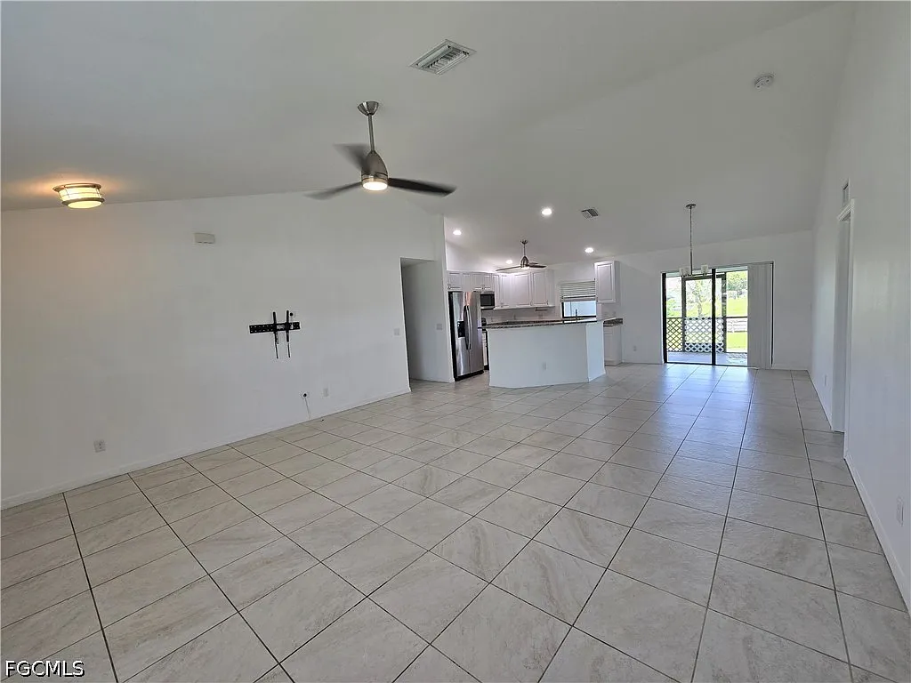 4 bed, 2.0 bath, 1718 sqft, $2,100 — Photo 4