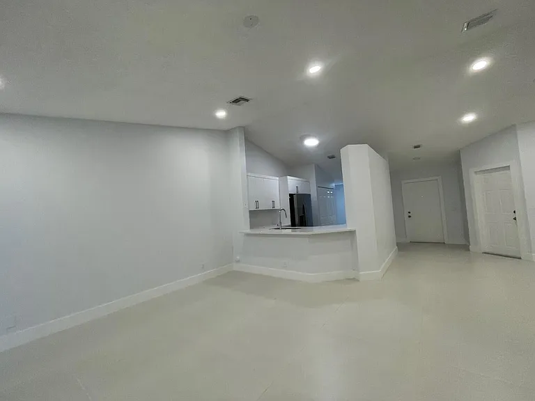 1630 Zenith Way #1630 — Photo 4