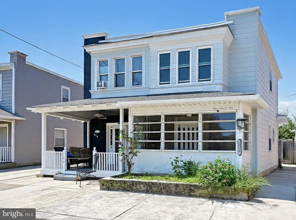 3 bed, 1.5 bath, 1312 sqft, $2,500 — Photo 2