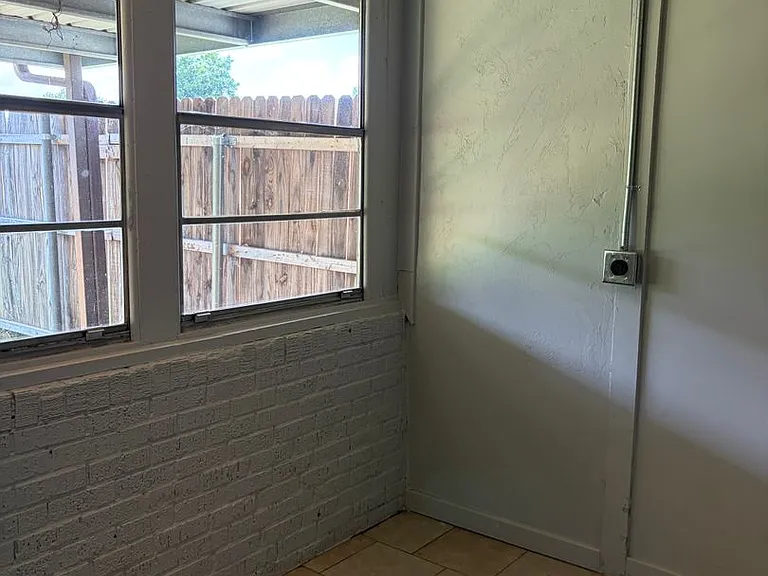 1608 Breckenridge Dr — Photo 2