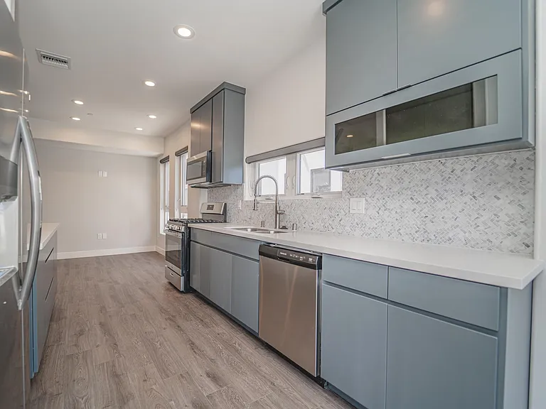 4526 1/2 Saint Charles Pl — Photo 25