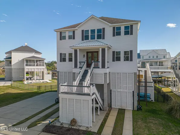 207 Baywood Dr, Pass Christian, MS 39571