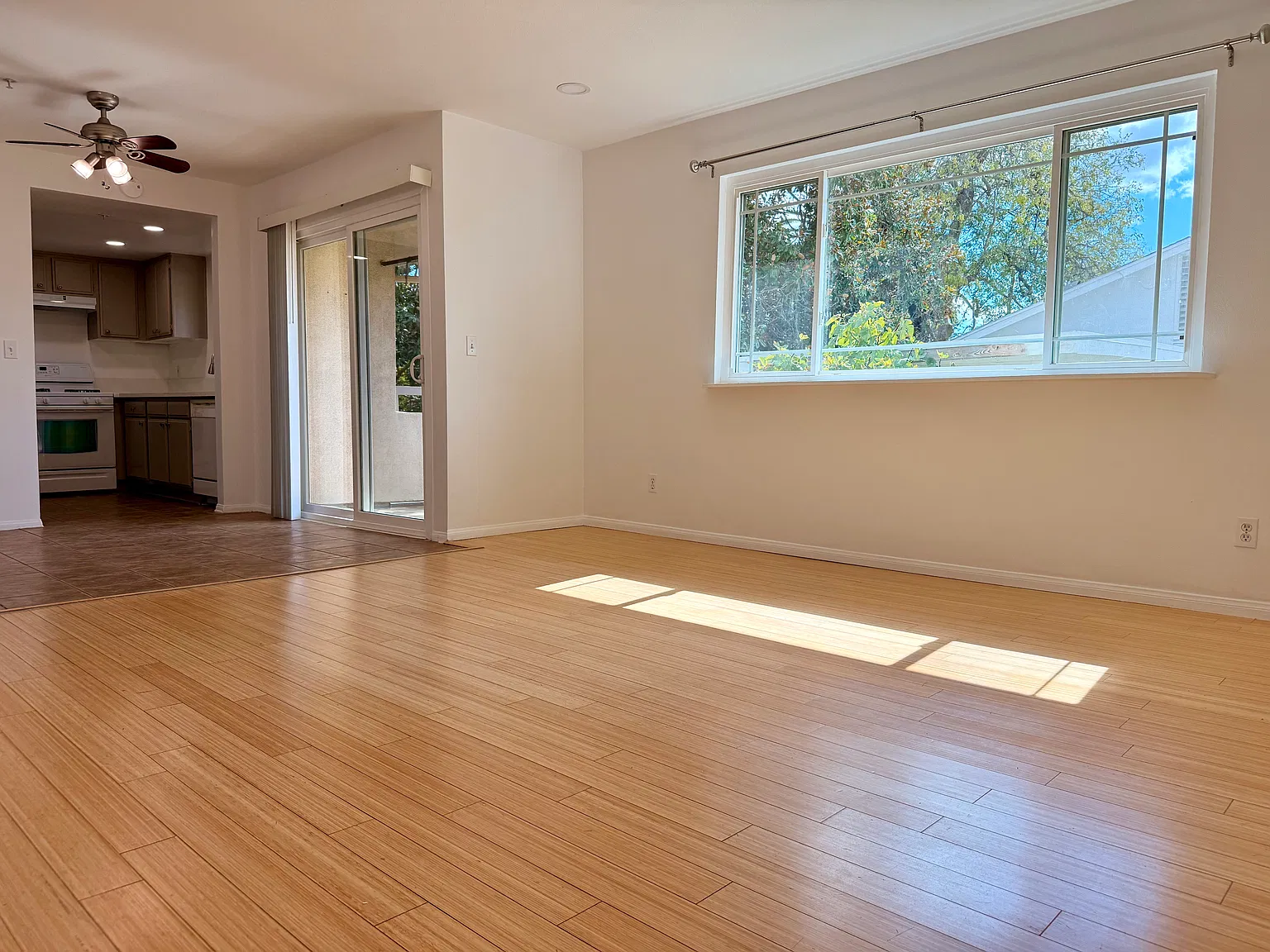 2 bed, 942 sqft, $3,099 — Photo 3