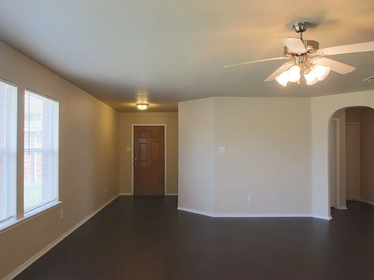 557 Winbridge Ln — Photo 5