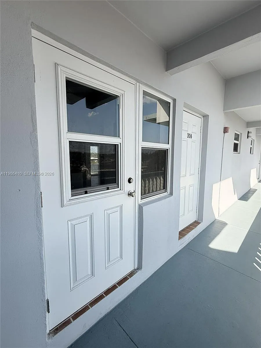 Building Photo - 2223 Park Ln #306