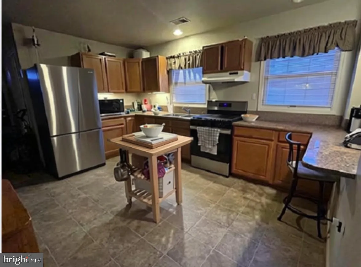 2 bed, 2.0 bath, 858 sqft, $2,200 — Photo 2