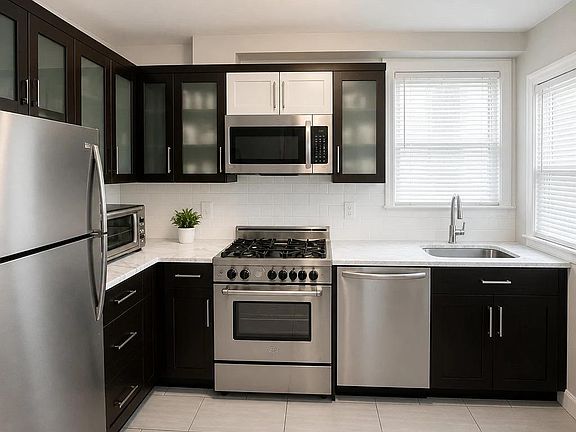 4th image of 109 N Broadway #H1