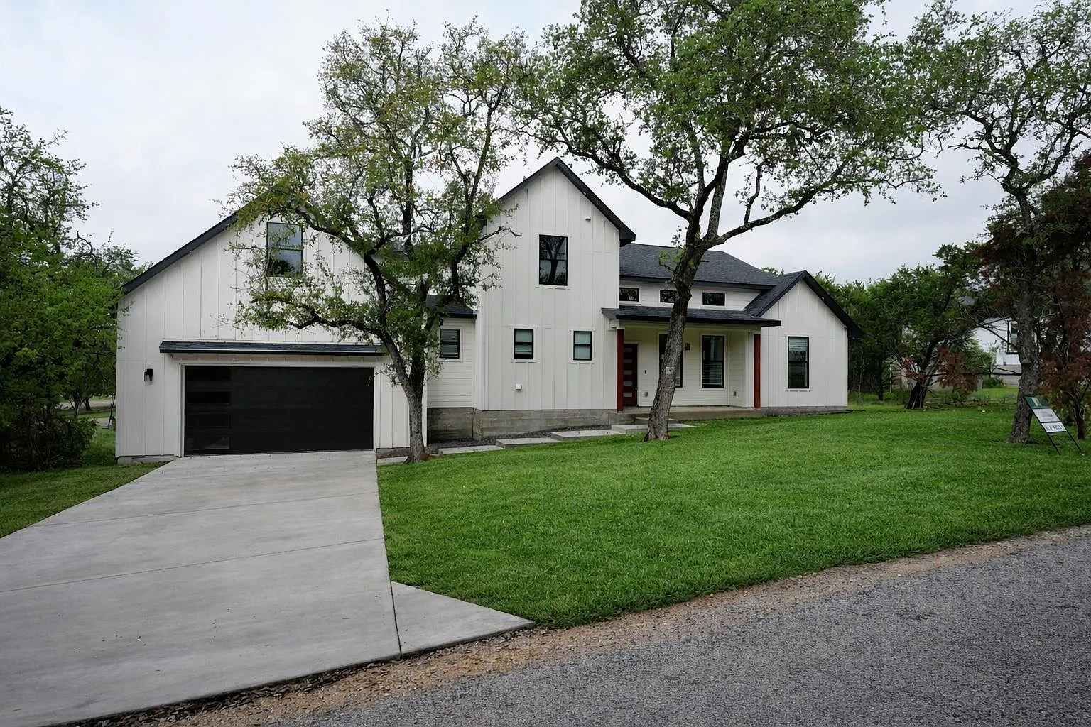 3 bed, 2.5 bath, 2200 sqft, $3,800 — Photo 1