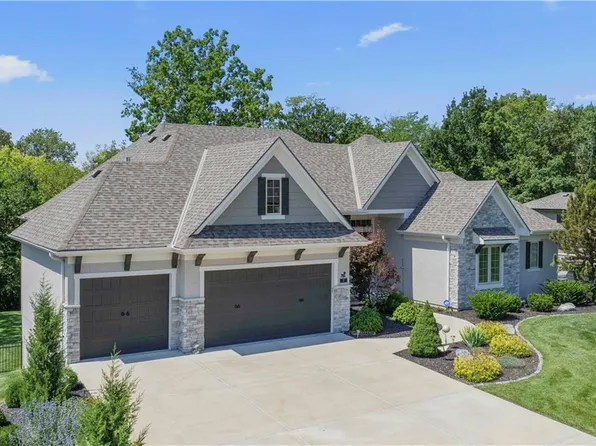 7 Dakota Cir, Lake Winnebago, MO 64034
