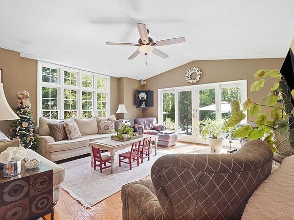 4th image of 36 Decorie Dr