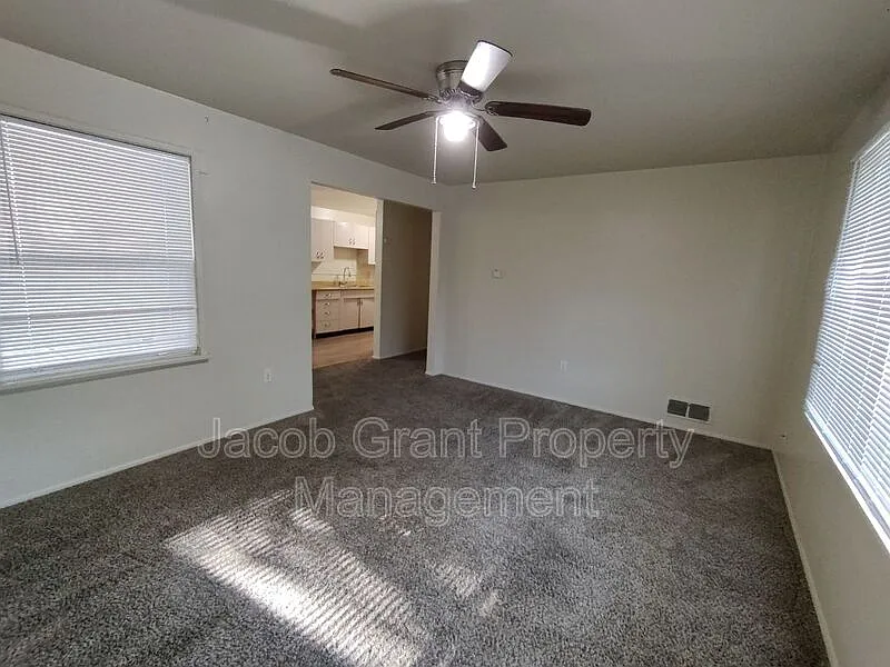 4 bed, 1.0 bath, 1200 sqft, $1,350 — Photo 3