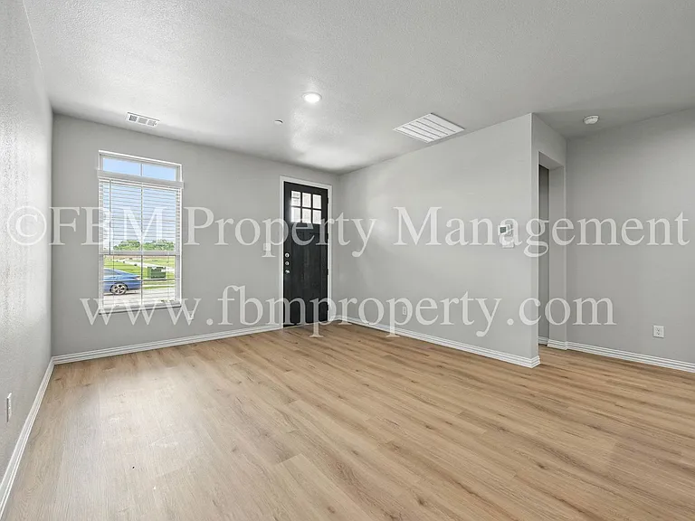 2120 Dena Dr — Photo 2