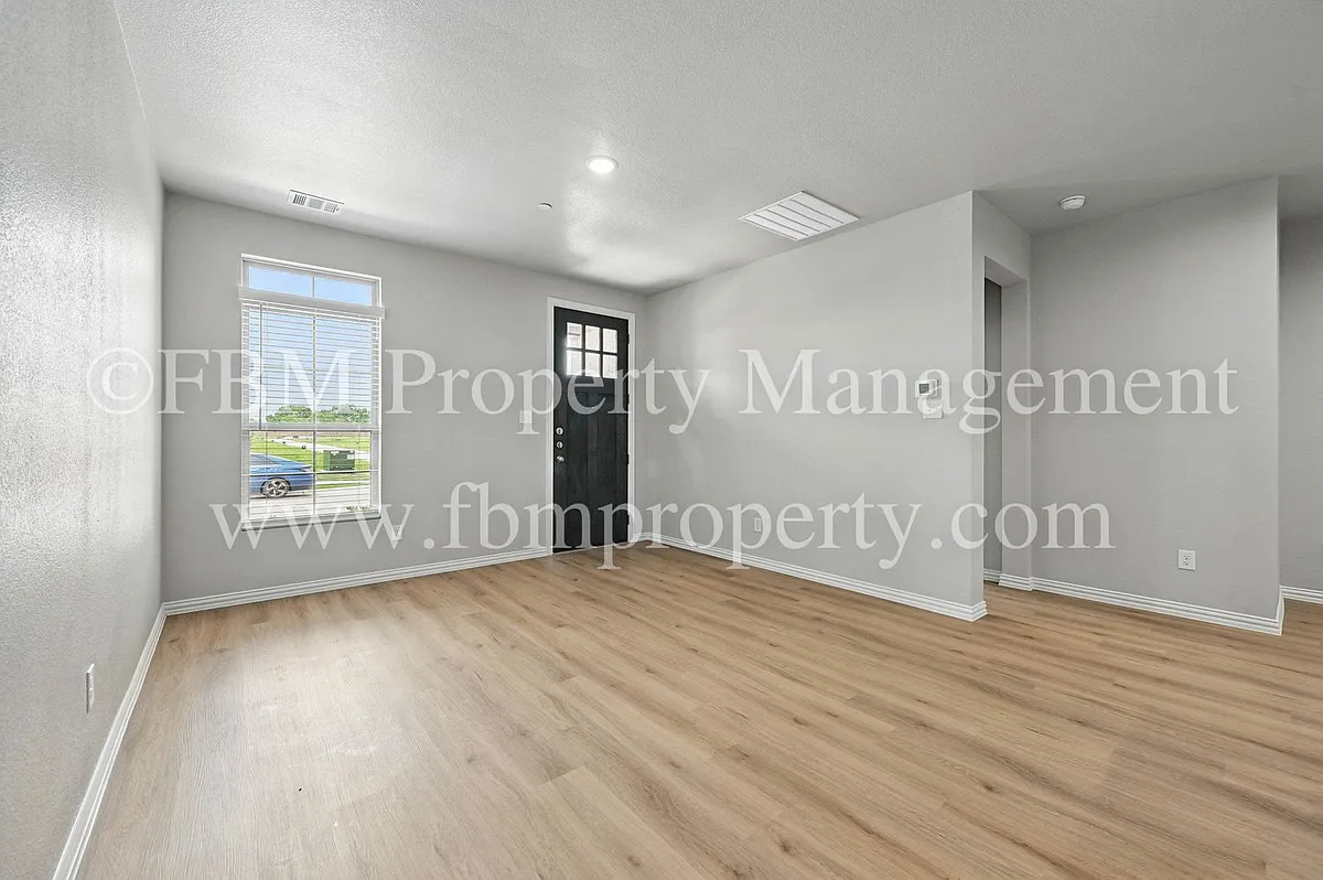 Building Photo - 2120 Dena Dr