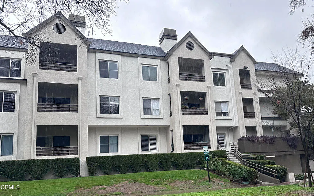 2 bed, 2.0 bath, 934 sqft, $3,500 — Photo 2