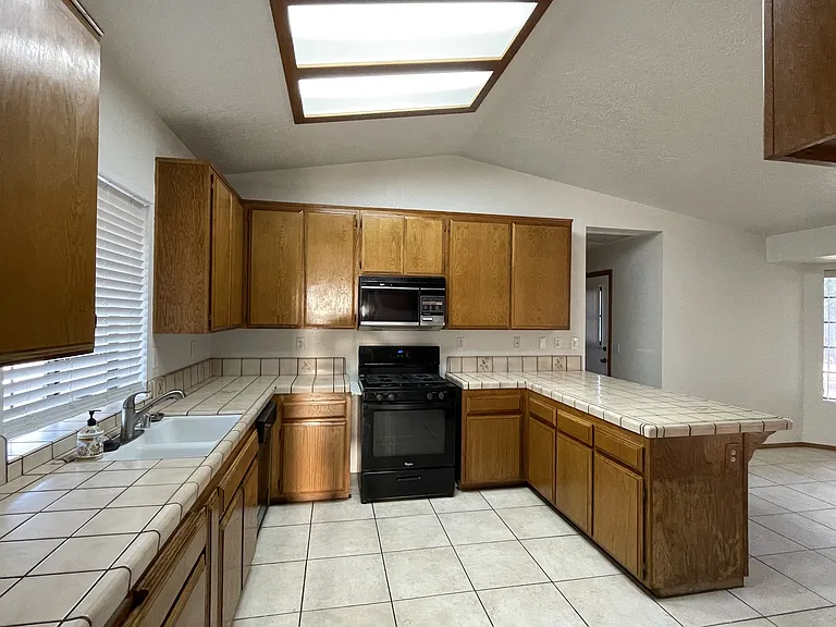 14625 Live Oak St — Photo 4