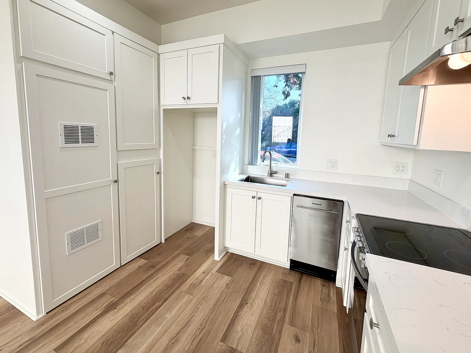 Village Whittier — Photo 2