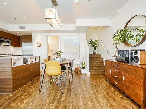 1061 Marine Dr #202, North Vancouver, BC V7P 1S6