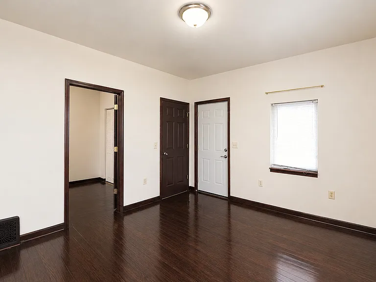 312 E North St — Photo 3