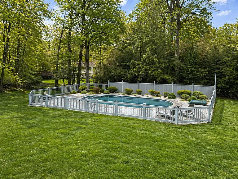 11 Twin Circle Dr — Photo 3