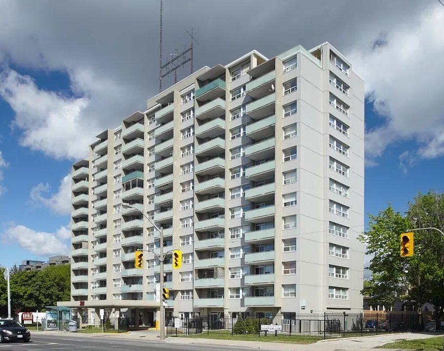 368 Eglinton Ave E #807