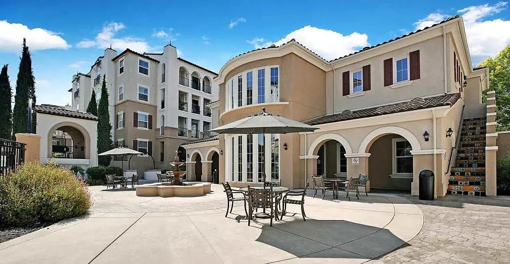 2 bed, 2.5 bath, 1298 sqft, $3,375 — Photo 3