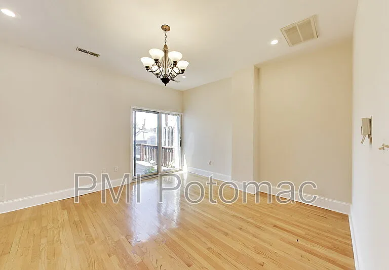 1952 Calvert St NW #4 — Photo 5