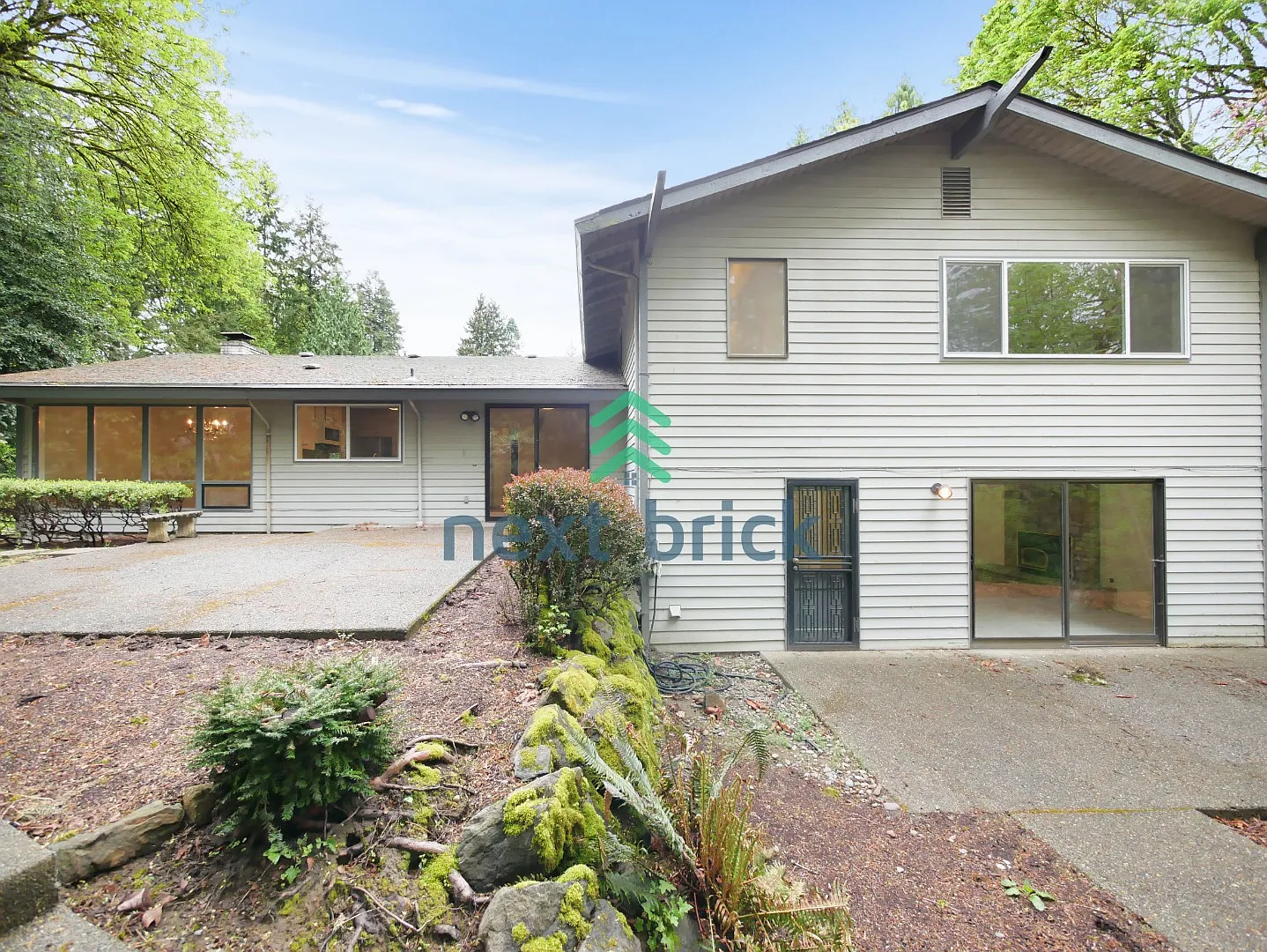 5 Beds and 3 Baths Plus Office Private Single-family Home is Available for Rent! — Photo 2