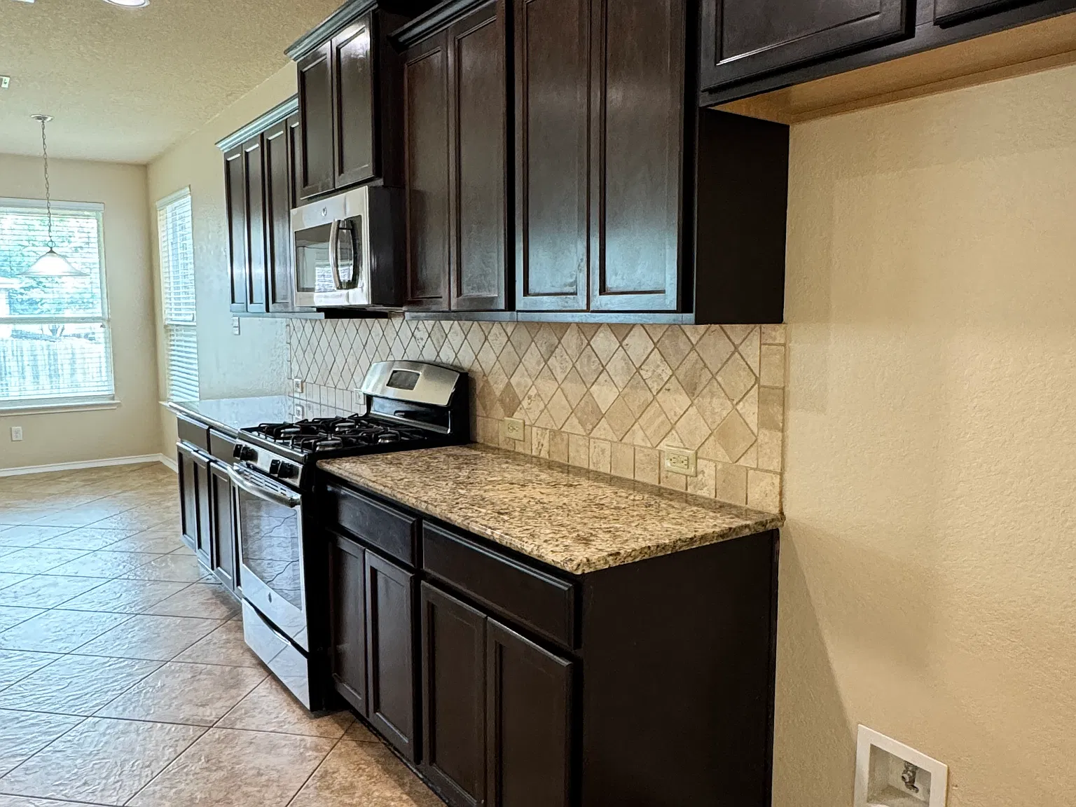 4 bed, 2.5 bath, 2710 sqft, $2,050 — Photo 3